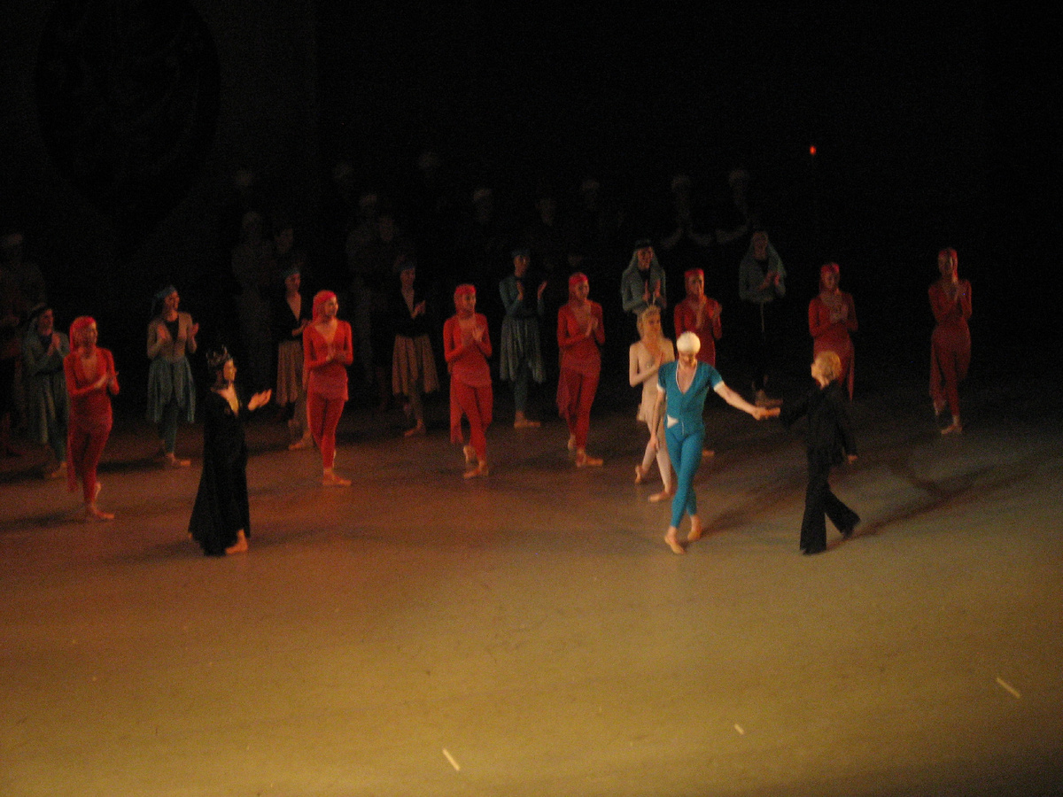 Владимир выводит на сцену Аллу Осипенко