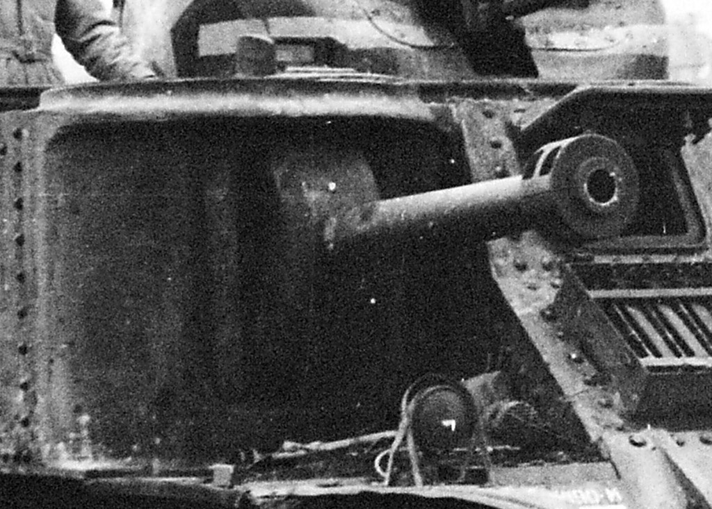 75-мм пушка M2 и устанвока перископического прицела M1.