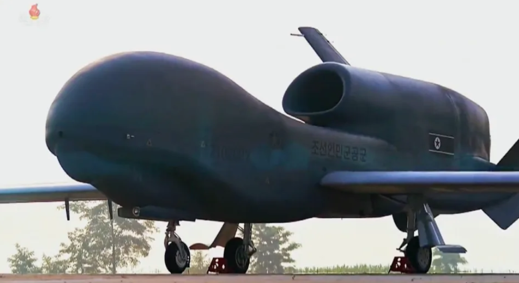 Saetbyol-4 и RQ-4 Global Hawk для сравнения, в галерее два фото.