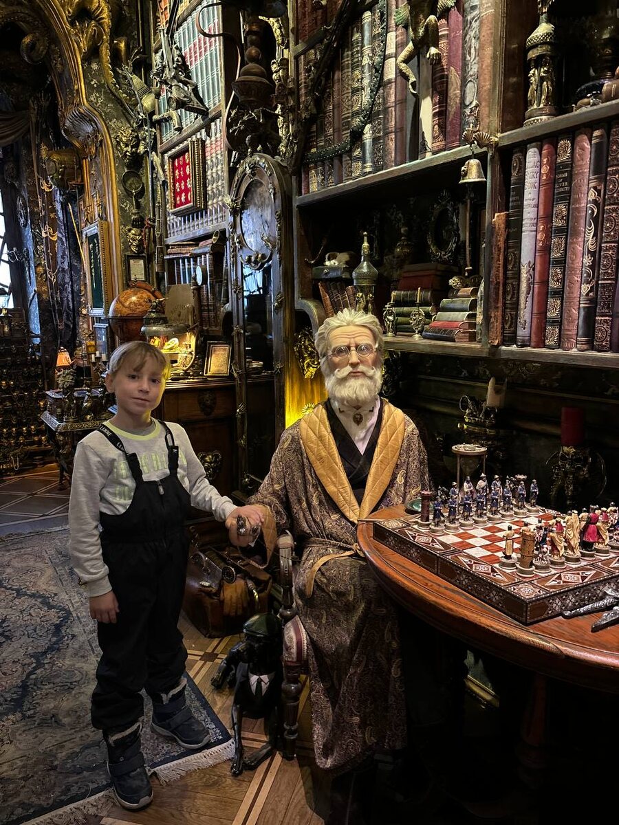 Каждый ребёнок, посетивший музей сказок на Некрасова в Санкт-Петербурге, сможет погрузиться в увлекательный мир волшебства и приключений, а также лично встретиться с легендарным профессором фон Хеленверкоффером