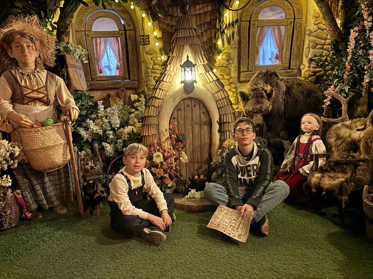 Здесь вы сможете окунуться в атмосферу уютной жизни маленьких волшебных существ, представив себя частью древнего и загадочного народа из книг Дж. Р. Р. Толкина