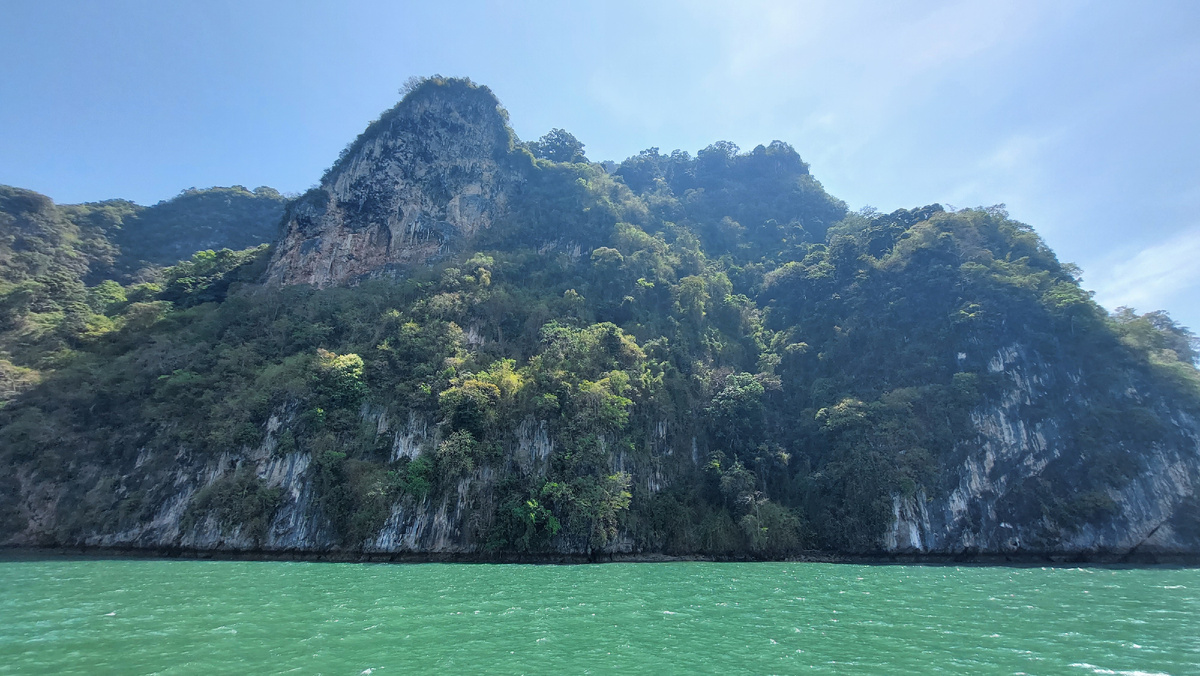 Из за эрозии известняковых пород в нижней части островов, и почтоянной тени под ними даже когда солнце в зените, создается впечатление что остров висит над водой, не сопрекасаясь с её поверхностью.