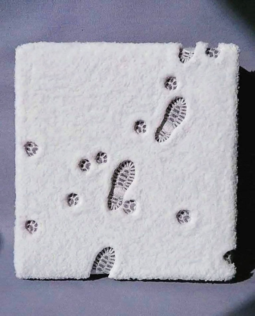 Если долго смотреть, то можно услышать хруст пушистого снега под ногами и лай собаки.