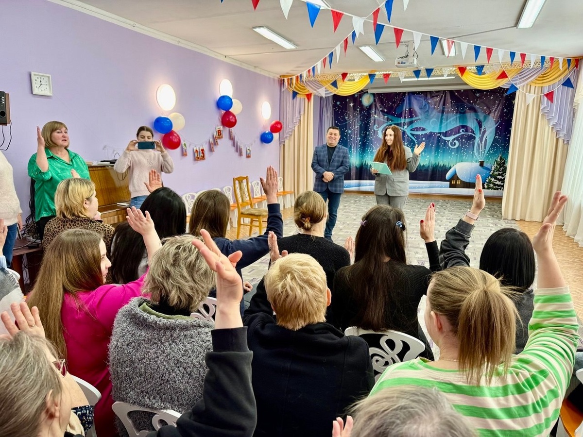 Вместе с жителями депутаты и активисты партии обсуждают ремонт и модернизацию учреждений, их оснащение современным оборудованием, благоустройство территорий, организацию уличного освещения.