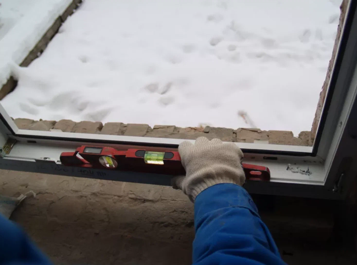 Процесс установки пластикового окна зимой