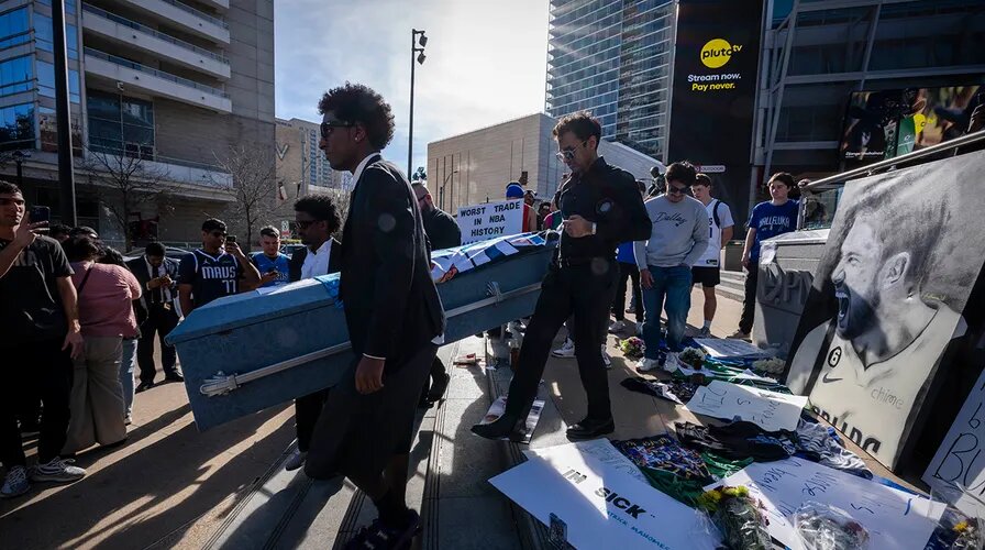 Болельщики несут гроб к домашней арене «Далласа»