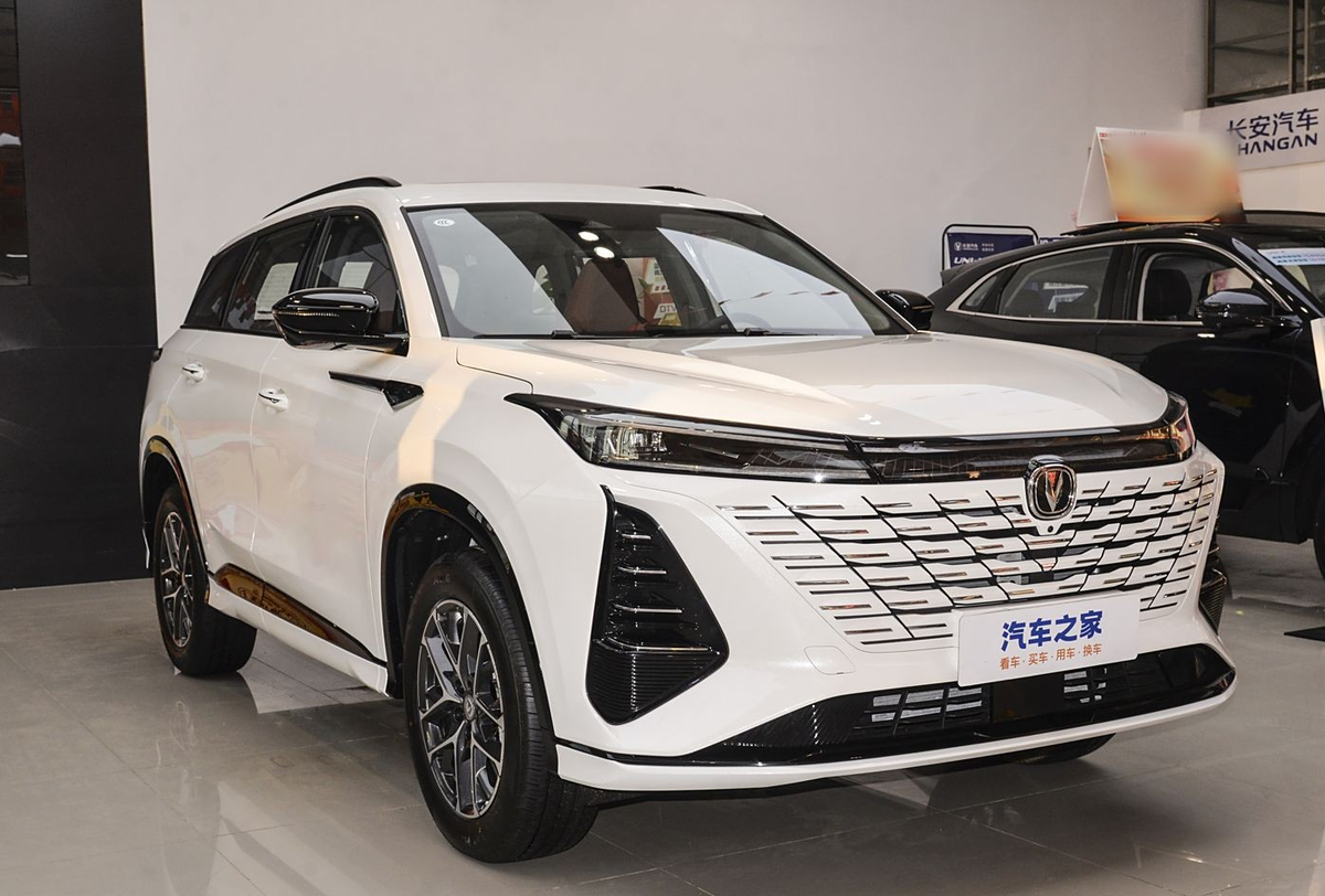 Changan CS75 Plus 2024 позиционируется в качестве нового поколения на российском рынке, где представлен с осени прошлого года