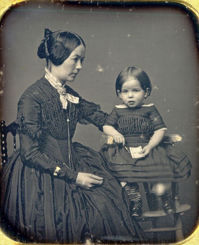 Эта маленькая девочка выглядит обеспокоенной из-за того, что ее фотографируют, но она не умерла. Она даже держит деньги в левой руке.