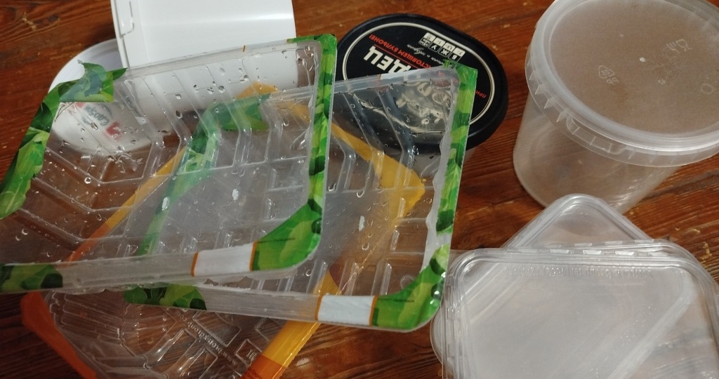 Способы полезного применения пластиковых контейнеров в саду и огороде