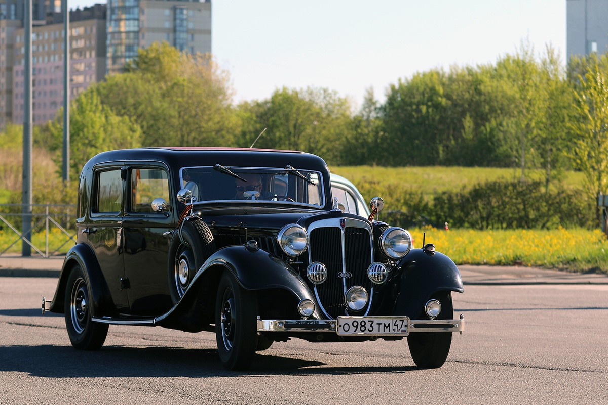 Audi Front заезжает на место сбора колонн