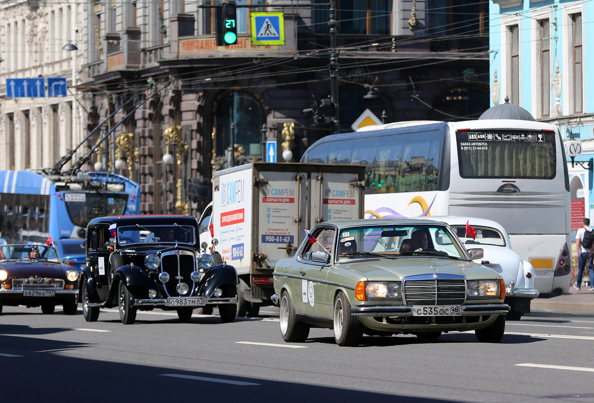 спустя несколько часов колонна иномарок на Невском проспекте