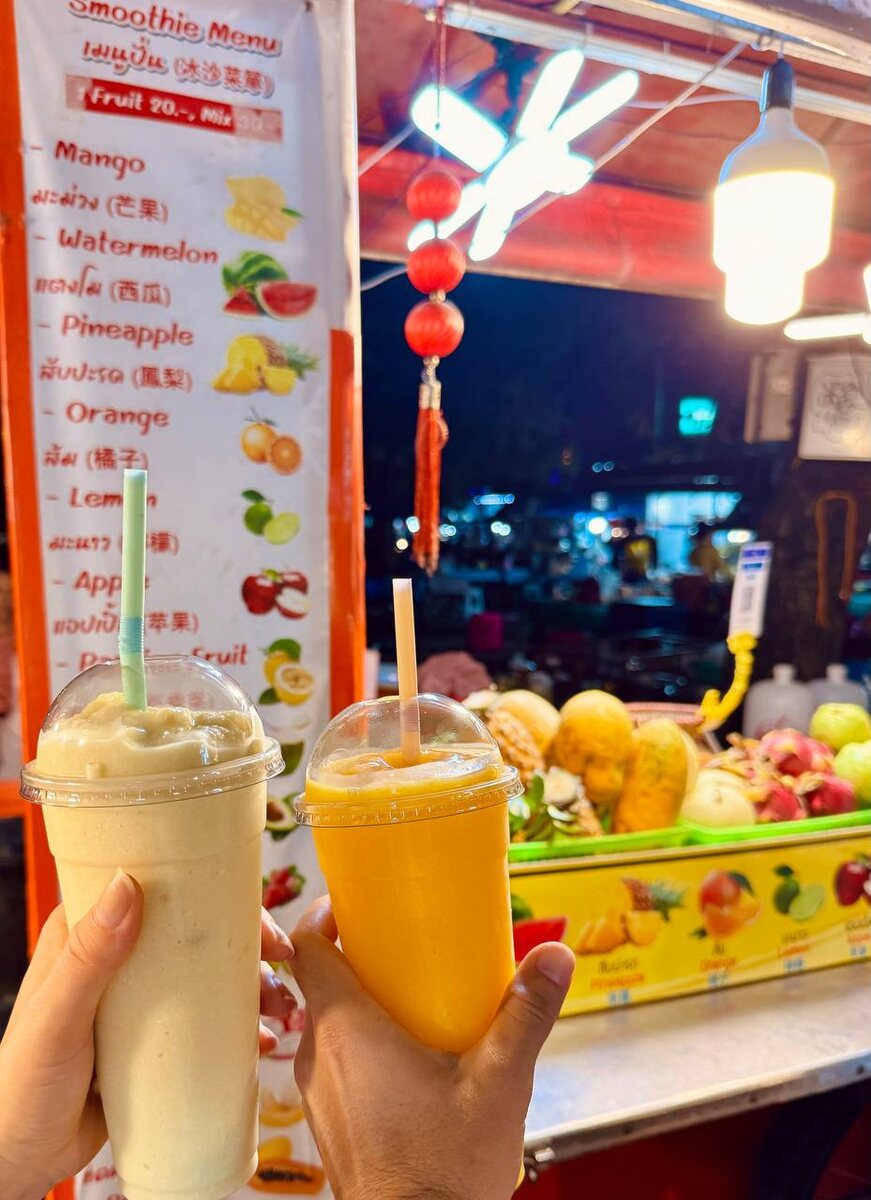 Смузи по 20 бат на ночном рынке Чиангмая