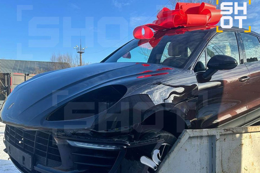Фото жены без мужа Мужчина выкинул на помойку Porsche с красным бантом, который не понравился его ж