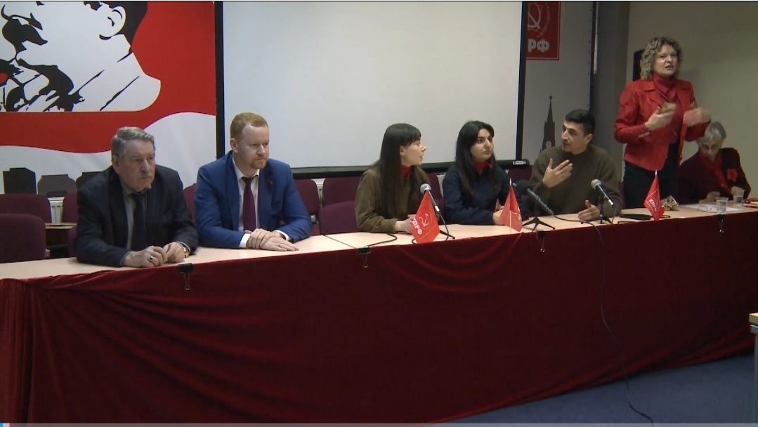 Фотография лгунов слева направо: Владимир Мызгин,Денис Парфенов, далее пропускаем заблудших людей,верящих что находятся среди коммунистов, стоя вещает сектантка КПРФ Татьяна Десятова и далее справа Людмила Вознесенская по кличке " старые стоптанные тапки".