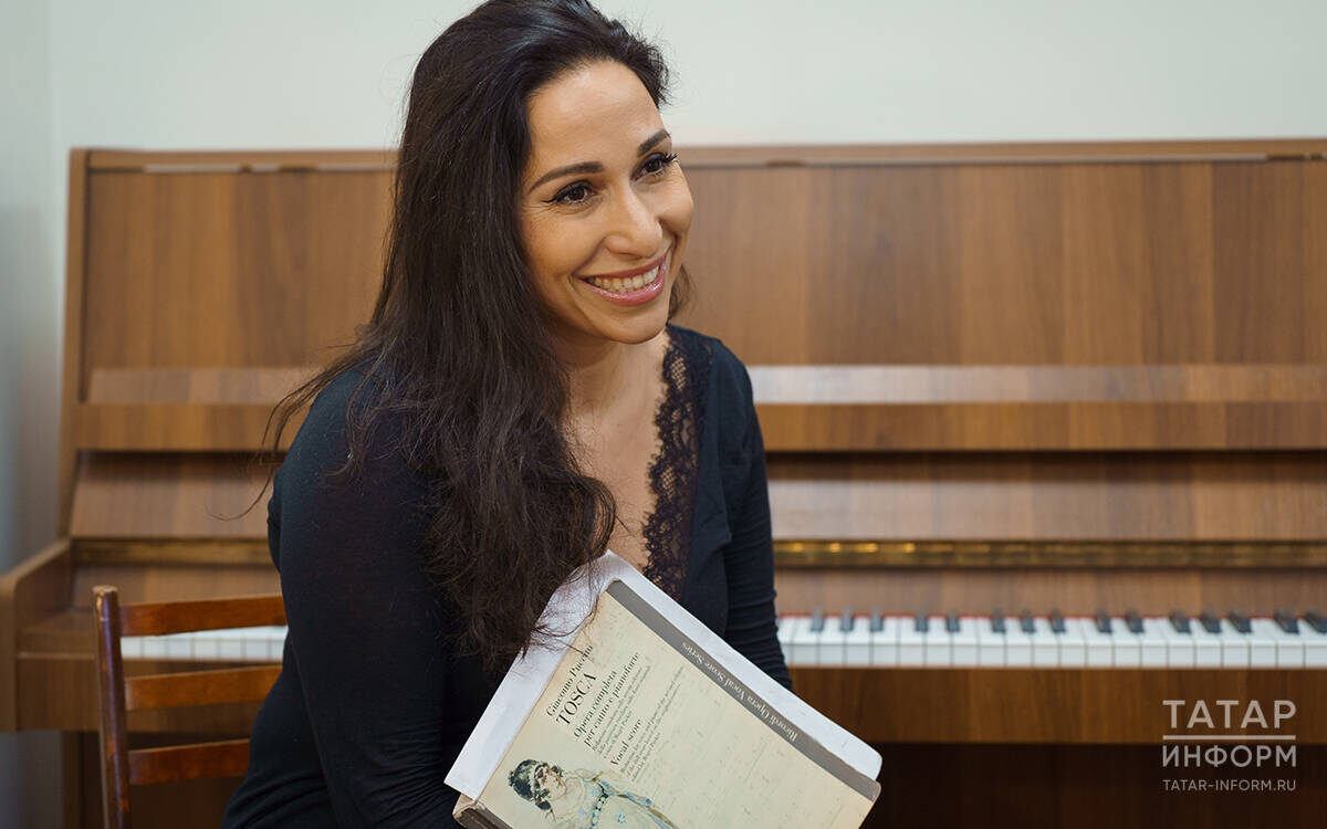 Светлана Касьян: «Сейчас насыщенный график: сегодня вечером прогон, завтра спектакль, через несколько дней – выход в другой роли. Это, конечно, сумасшедшие нагрузки»Фото: © Владимир Васильев / «Татар-информ»