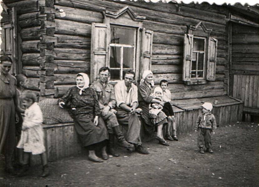  Фото – семейные посиделки на завалинке источник Источник rusalbom.ru