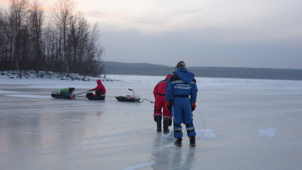 Шапка уменьшает потерю тепла телом, что также способствует согреванию ног.
