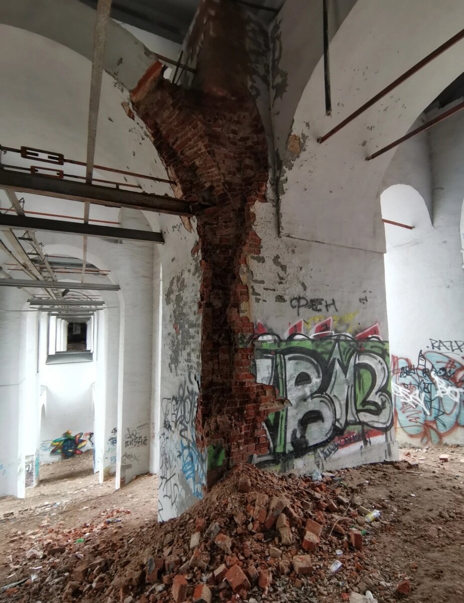    Западная опора моста продолжает разрушаться из-за проблем с ливнёвкой. Фото: АиФ-Калуга/ Станислав Соловьев