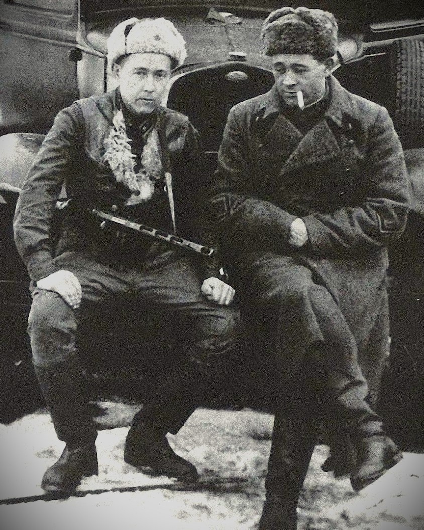 Слева направо: комбат Александр Солженицын и командир артиллерийского разведдивизиона Е. Пшеченко. Февраль, 1943 г.