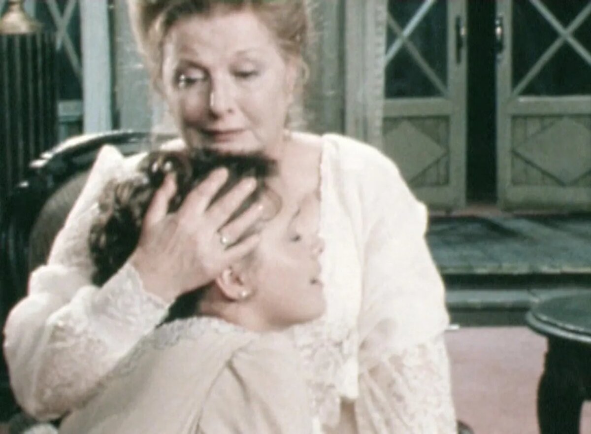 Кадр из телеспектакля «Вишнёвый спектакль» (режиссёры Игорь Ильинский, Борис Конухов, оператор Александр Шапорин, художник Вадим Клотц, 1983). Источник: https://www.culture.ru/live/movies/1005/vishnevyi-sad 