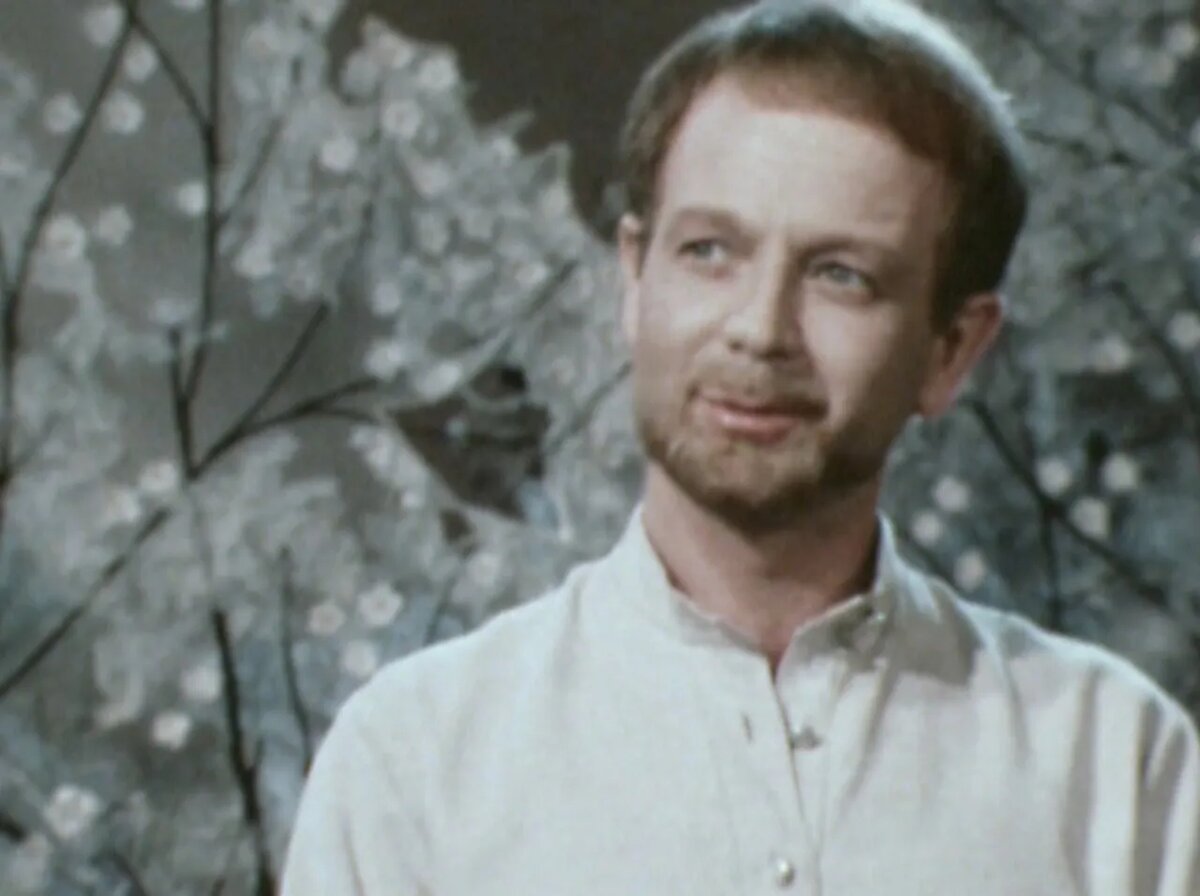 Кадр из телеспектакля «Вишнёвый спектакль» (режиссёры Игорь Ильинский, Борис Конухов, оператор Александр Шапорин, художник Вадим Клотц, 1983). Источник: https://www.culture.ru/live/movies/1005/vishnevyi-sad 