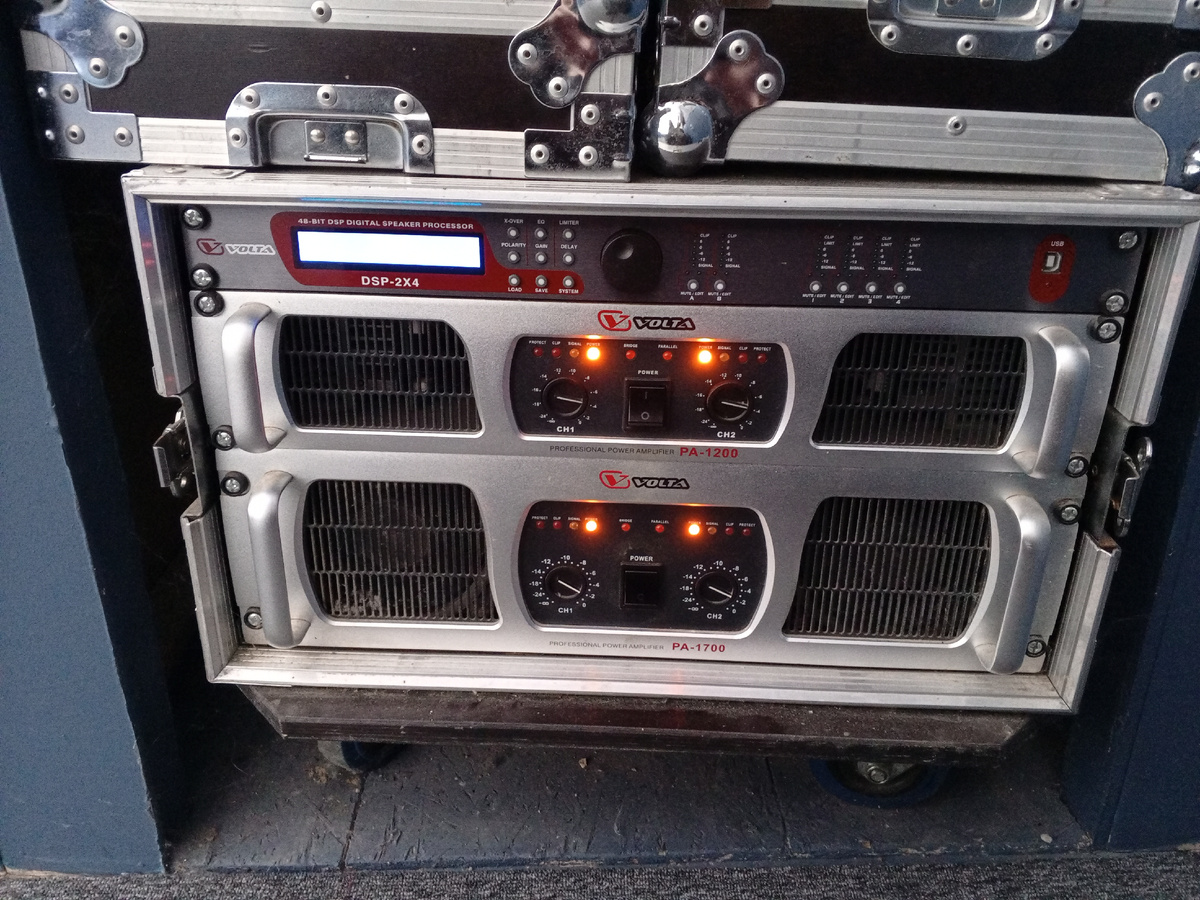 Усилители Volta PA-1200 и PA-1700 в удобной рековой стойке на колёсах