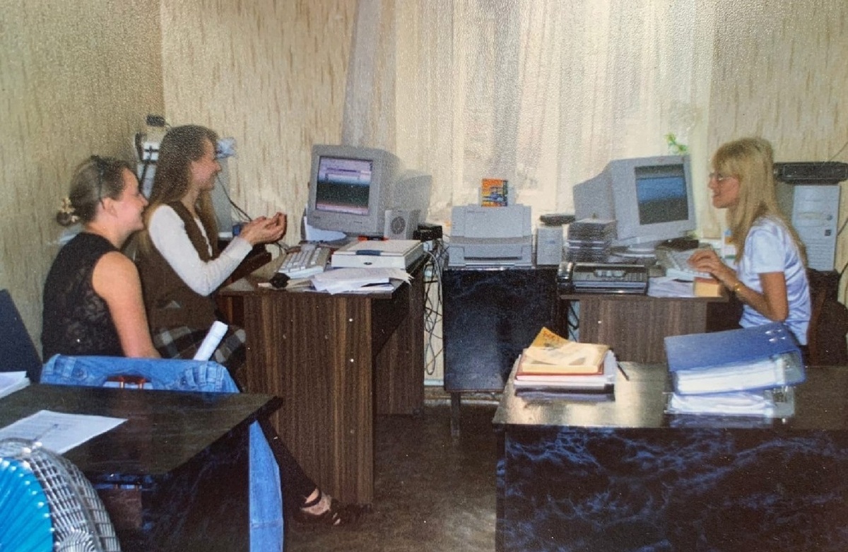 интернет..  Чем-то похож офис и коллектив наш) только компьютер был один и позднее