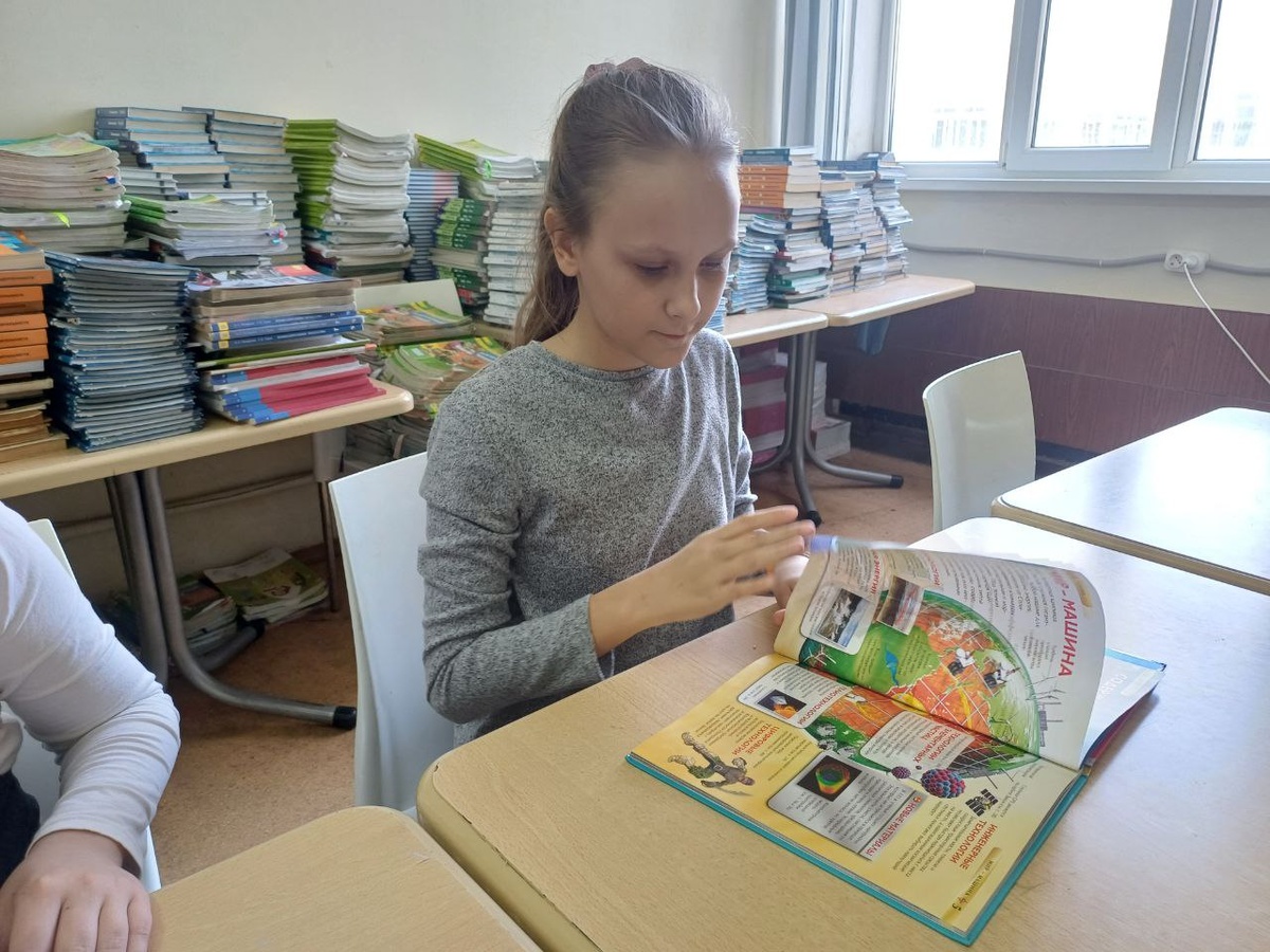 Александра в школьной бибилиотеке