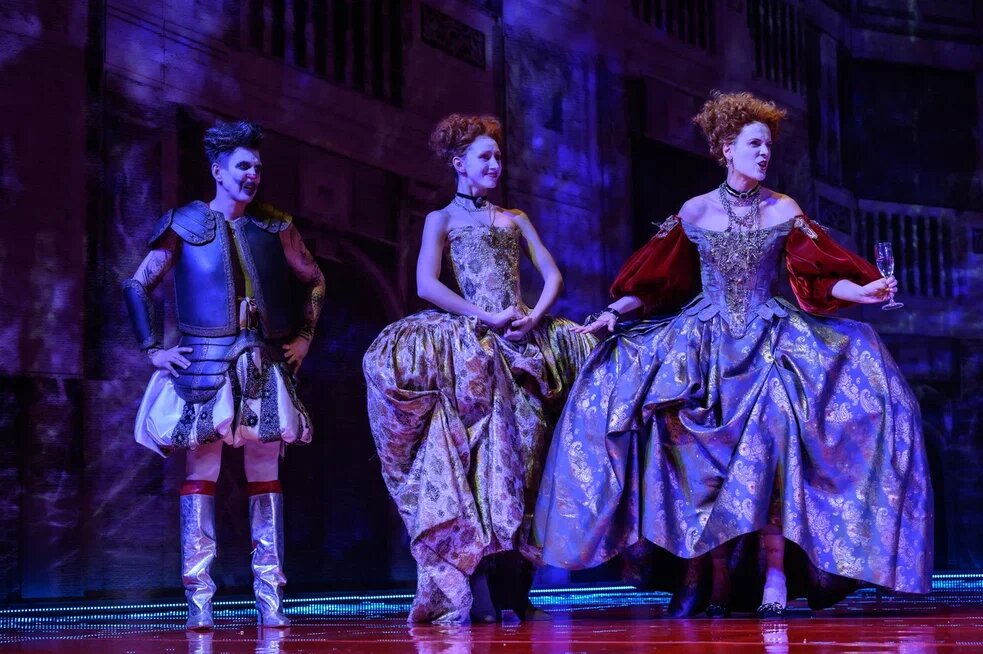 "Как вам это понравится?": Алексей Красненков (Шут Оселок), Полина Романова (Розалинда) и Наташа Швец (Селия)