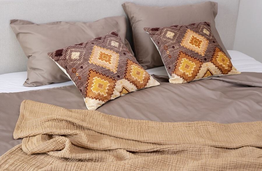 На фото: Комплект постельного белья из сатина светло-коричневого цвета из коллекции Essential