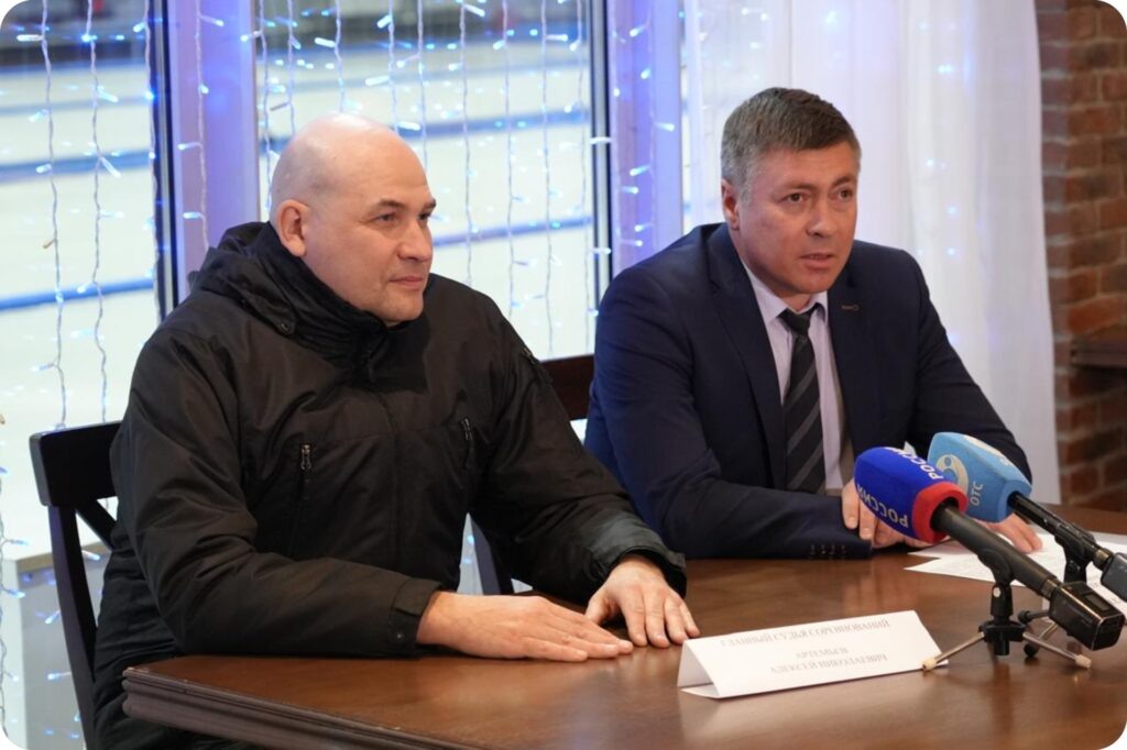 Алексей Артемьев отвечает на вопросы журналистов во время чемпионата России по кёрлингу на колясках, г. Новосибирск, 2024 год.