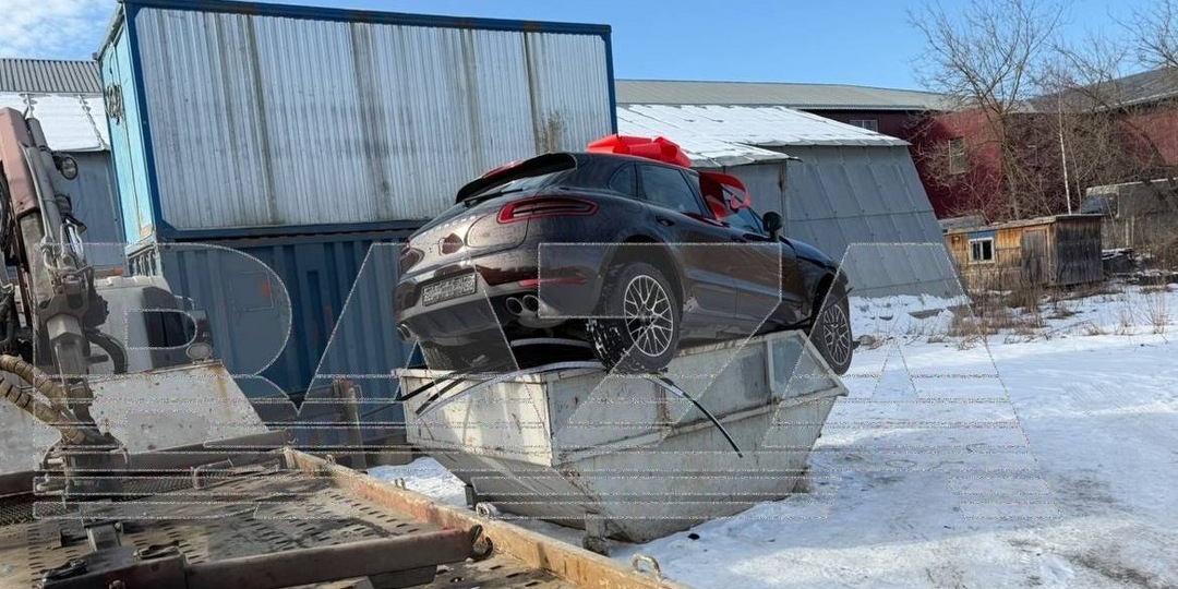 Мужчина выбросил Porsche жены на мусорку в Мытищах