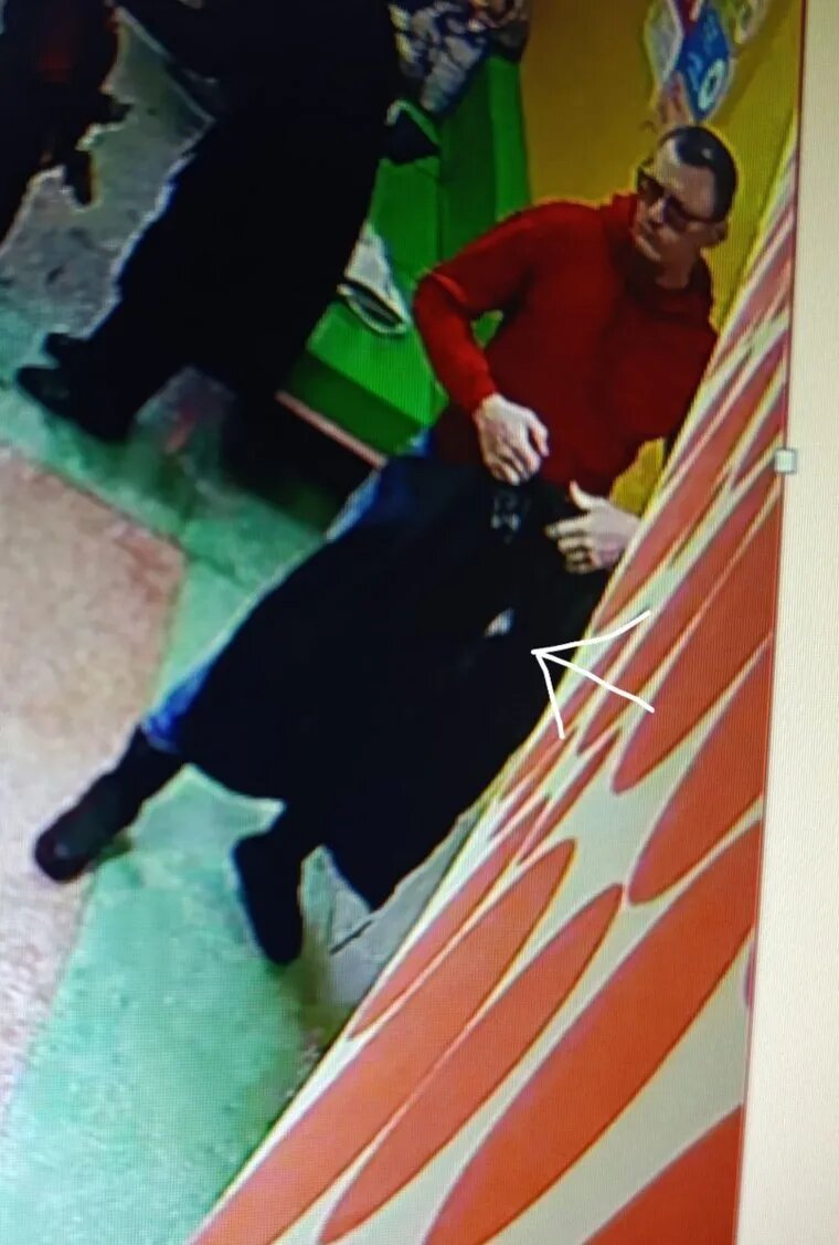 Куртка была повреждена до того, как оказалась в гардеробе. Фото: Читатель URA.RU