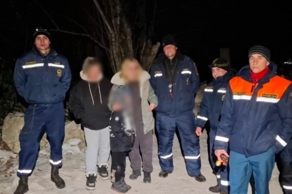    В Крыму эвакуировали трех заблудившихся человек в районе города Мангуп-Кале