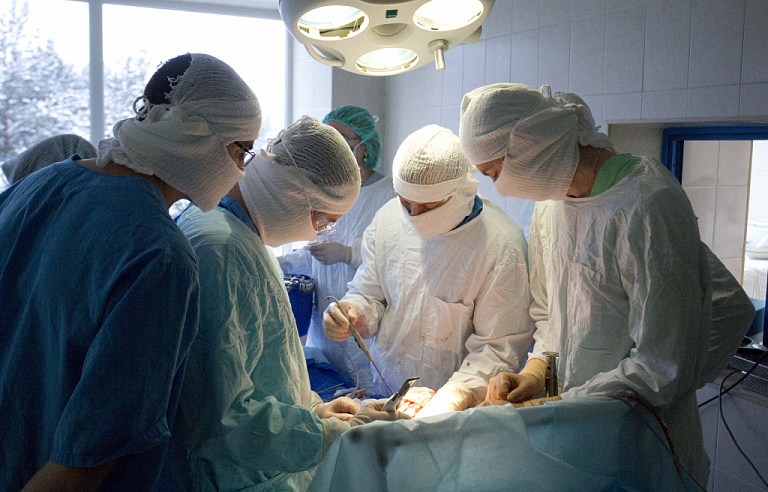    Врачи Сургута вырезали из пациентки 15-ти килограммовую раковую опухоль