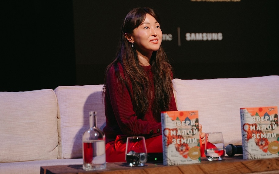 Чухе Ким выступает на совместном мероприятии от Samsung и сообщества Noôdome в Москве, где обсуждался феномен волны корейской культуры — халлю.