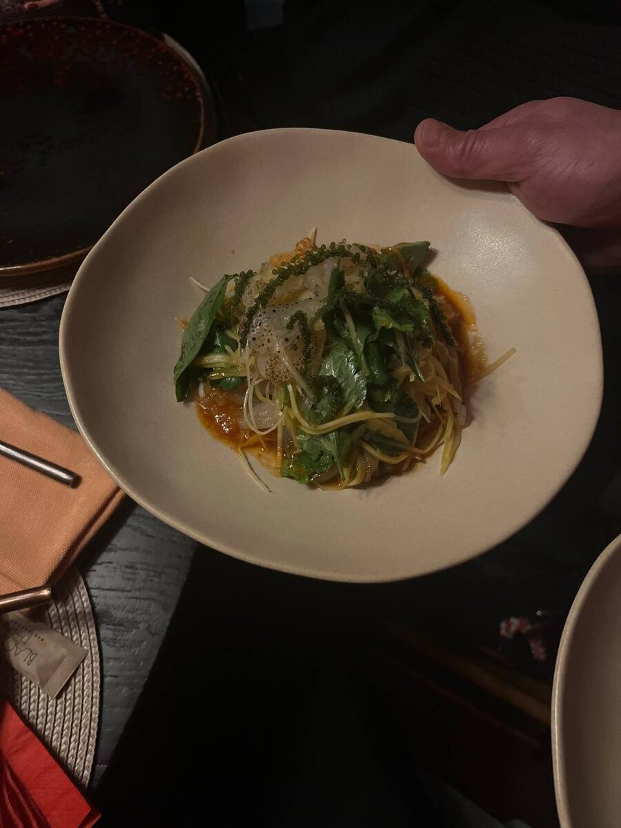 Фото: Салат с медузой, морским виноградом и манго, Black Thai