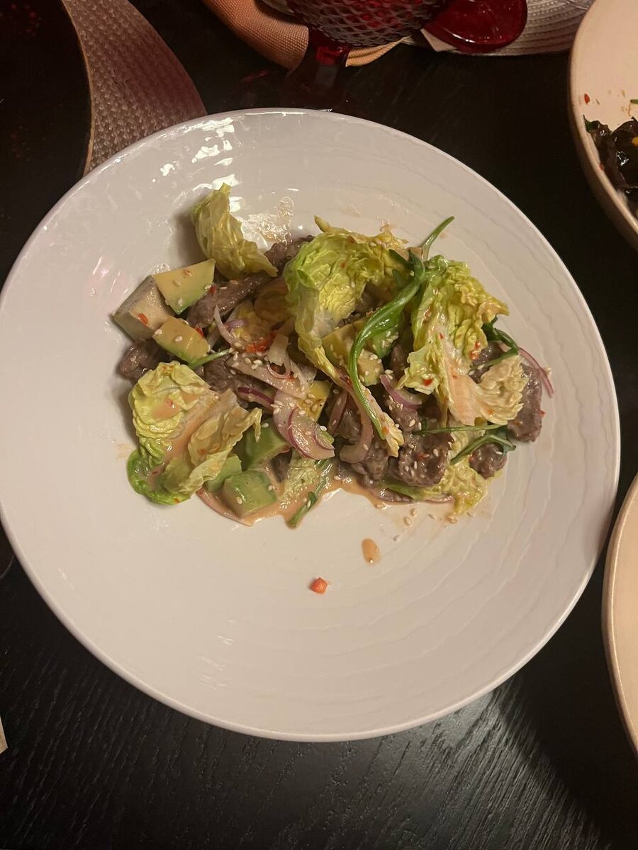 Фото: Салат с мясом страуса и авокадо, Black Thai