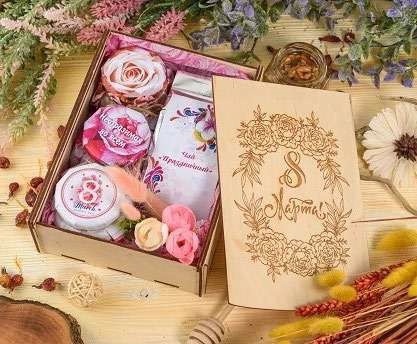 Подарочные наборы вкусностей в деревянных ящиках на 8 Марта