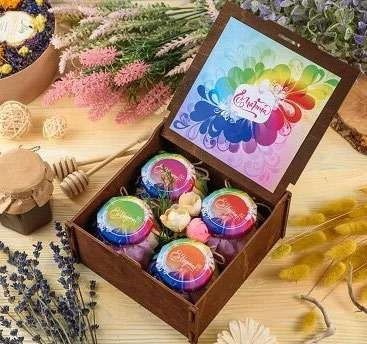 Подарочные наборы вкусностей в деревянных ящиках на 8 Марта