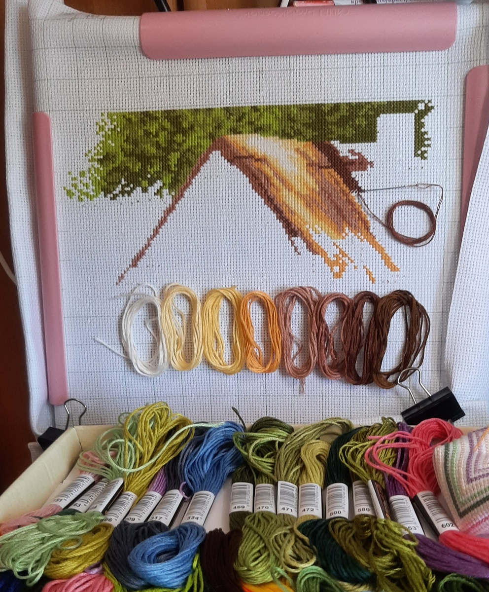 Крыша коттеджа.  8 цветоа мулине.