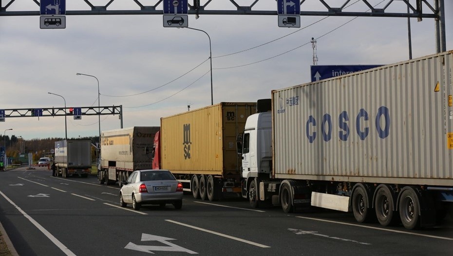    Очередь грузовых автомобилей к таможенному посту. Иллюстрация. Автор фото: Ковалев Петр