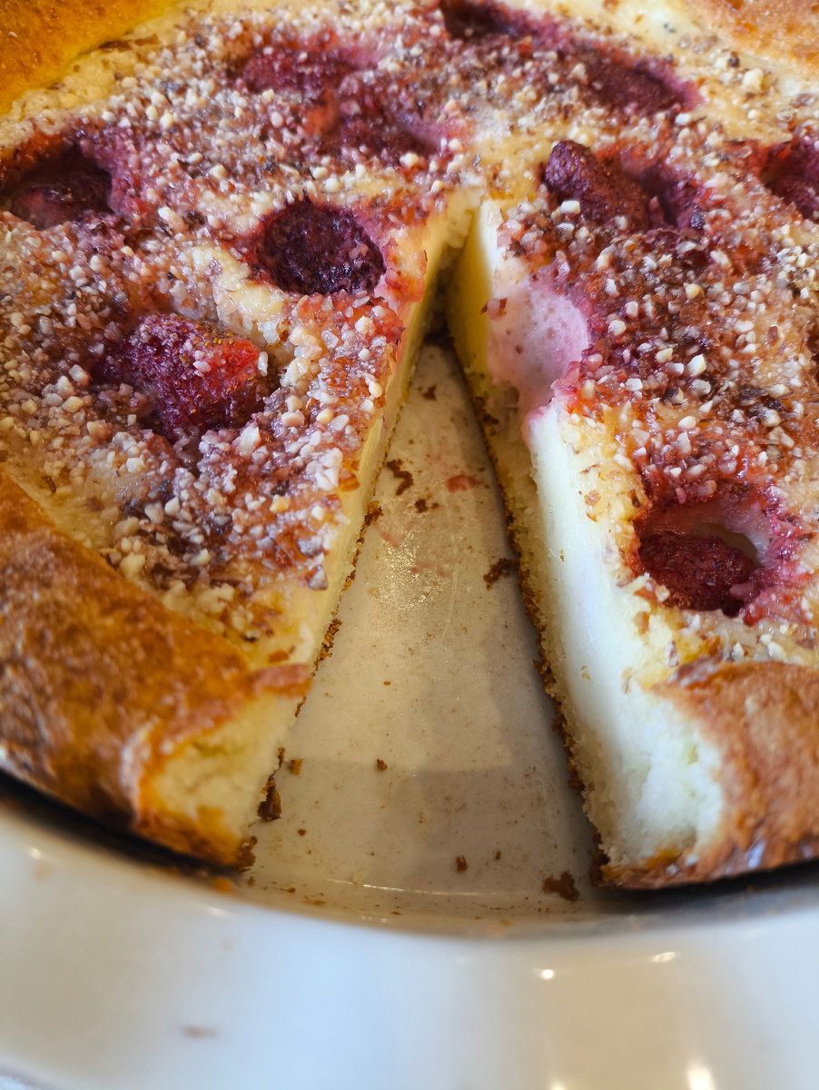 Получился очень мягкий, ароматный пирог, в меру сладкий. 