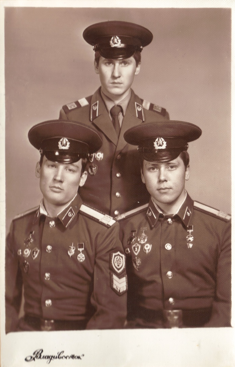 Фото Сергея Пальянова. На левом рукаве тонкий намёк на третий год службы? :)