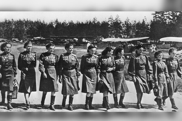 Летчицы 46-го гвардейского ночного бомбардировочного авиаполка, Герои Советского Союза: Р. Гашева, И. Себрова, Н. Меклин, М. Чечнева, А. Попова, О. Амосова, Е. Никулина, командир полка Е. Бершанская, М. Смирнова, А. Жигуленко / РИА Новости 