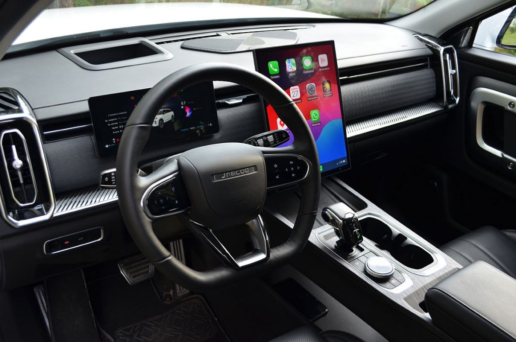 Вертикальный экран диагональю почти 15 дюймов очень удобен — управлять  «климатом» или найти нужный пункт в настройках на таких «площадях» проще, да и картинка навигатора — как на ладони.В меню можно отрегулировать не только производительность усилителя руля, но и чувствительность педали тормоза.