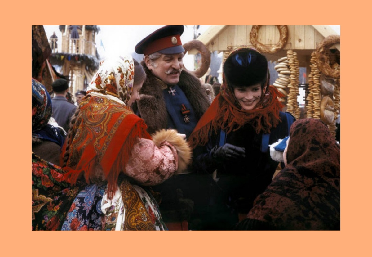 Фильм "Сибирский цирюльник" может не нравится. Но Масленица здесь прекрасно изображена. Широта, масштаб и яркость. Действительно можно сравнить с карнавалом. 