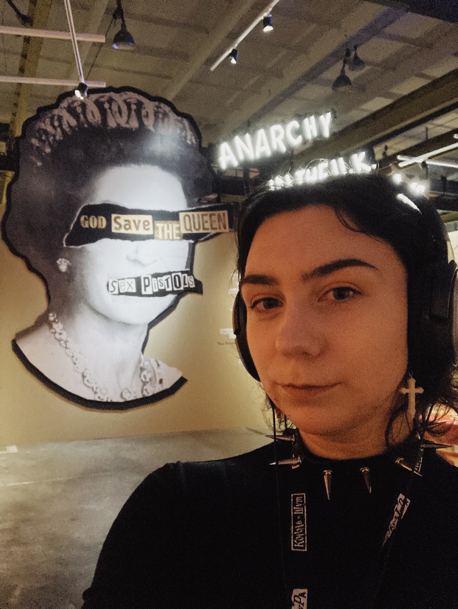 Я на выставке «Панк-культура», наушники думаю всё те же, а шнурок меняют под мероприятие 🎧