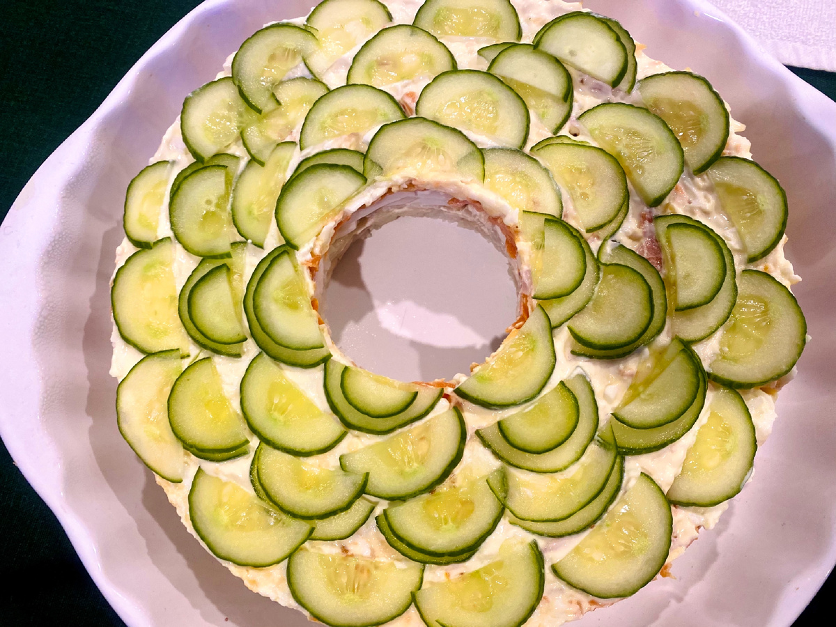 Отвариваем :курочку , яйца , морковь . Берём широкую тарелку , у меня белая . Ставим в середину стакан . Выкладываем слоя в какой последовательности хотите , смазывая майонезом 😊 и подсаливая . У меня по 2 слоя каждого , форму ложкой поправляйте . Украшаем дольками огурчика . Вытаскиваем стакан , медленно прокручивая его . Приятного аппетита вам . Подписывайтесь  🤗