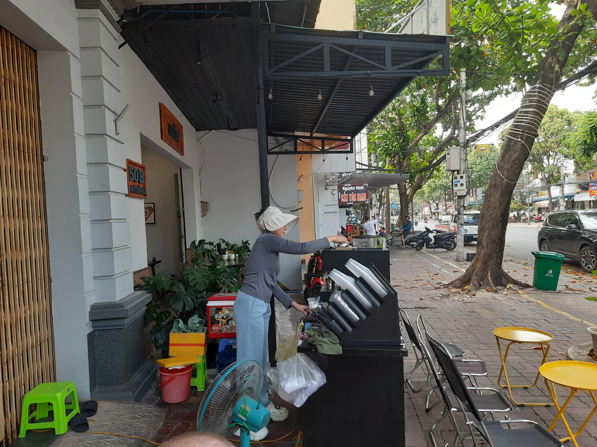 Девушка готовит нам кофе